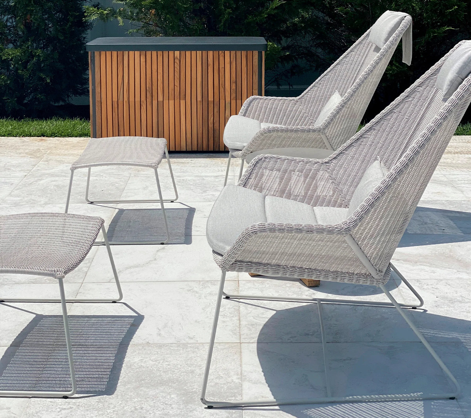 Breeze high best sale back lounge chair